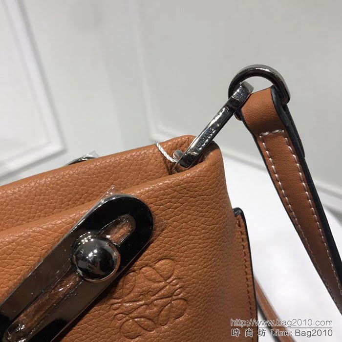 LOEWE羅意威 專櫃同步 Missy Small Bag 秋冬新款手拿包 簡單特別 可手提單肩斜挎 小號3038 大號3037  jdl1163